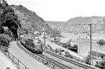 V 200 035 vom Bw Hamm (Westf) mit dem F 10 "Rheingold" nach Basel SBB in St. Goar. (06.1958) <i>Foto: Ernst Winter</i>