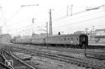 Als Ersatz für eine ausgefallene V 200 sprang eine 01 vor dem F 4 "Merkur" (Hamburg-Altona - Frankfurt/M - Stuttgart) ein, die hier den Düsseldorfer Hauptbahnhof verlässt. Auffällig ist der sechssachsige Speisewagen WR6üe-40 10245 im Zug, der ursprünglich als Schlafwagen (Baujahr 1940) für den italienischen Diktator Mussolini vorgesehen war und nach dem Krieg als Speisewagen für den Dienst bei der DSG hergerichtet wurde.  (20.03.1958) <i>Foto: Ernst Winter</i>