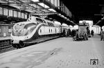Ein VT 11 als TEE 75 "Saphir" nach Oostende in Düsseldorf Hbf.  (20.03.1958) <i>Foto: Ernst Winter</i>