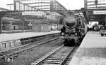 Vor dem E 546 (Hannover - Köln) ist die ölgefeuerte 01 1066 vom Bw Osnabrück in Düsseldorf Hbf zum Stehen gekommen.  (20.03.1958) <i>Foto: Ernst Winter</i>