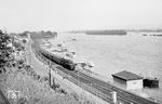 Die Frankfurter Wendezuglok 38 2230 schiebt den N 1038 nach Frankfurt/M in Rüdesheim am Rhein. (07.1958) <i>Foto: Ernst Winter</i>