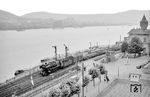 50 2928 (Bw Oberlahnstein) fährt mit Dg 6664 nach Mainz-Bischofsheim über den Bü der Bundesstraße 42 in Rüdesheim. Bis 1. Dezember 1925 gab es Behandlungsanlagen für Dampflokomotiven in Rüdesheim. Als letztes Relikt blieb der Wasserturm übrig, der rechts zu sehen ist. Anfang der 1960er Jahre wurde er abgerissen. (07.1958) <i>Foto: Ernst Winter</i>