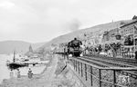 03 132 (Bw Köln-Deutzerfeld) fährt mit dem E 296 (Nijmegen - Kleve - Köln - Wiesabden - Frankfurt/M) durch den bekannten Weinort Rüdesheim. (07.1958) <i>Foto: Ernst Winter</i>