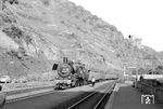 Die Wiesbadener 38 3565 fährt mit N 1053 nach Koblenz in St. Goarshausen ein. (07.1958) <i>Foto: Ernst Winter</i>