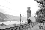 03 1073 vom Bw Dortmund Bbf räuchert mit dem D 703 (Oberstdorf - Dortmund) durch Oberwesel. Auf der rechten Rheinseite fährt parallel ein Güterzug nordwärts. (07.1958) <i>Foto: Ernst Winter</i>