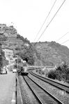 Der Ft 8/28 "Rheinblitz" in St. Goar am Rhein. Für die Rheinblitzzüge mit Ziel Basel bzw. München wurden bis zu vier Triebwagengarnituren des VT 08 verwendet, wobei alle vier Züge auf dem Streckenabschnitt zwischen Köln und Mainz zusammengekuppelt als eine Garnitur mit 12-14 Wagen fuhren, was schon ein imposanter Anblick war. Ab 1959 wurden die Triebwagen durch einen lokbespannten Zug ersetzt. (07.1958) <i>Foto: Ernst Winter</i>