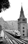 Eine VT 11-Doppeleinheit als TEE 19 "Saphir" in St. Goar. Bis Köln fuhr der Zug vereinigt mit dem TEE 31 "Rhein-Main" nach Amsterdam. (07.1958) <i>Foto: Ernst Winter</i>
