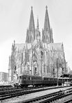 Eine VT 45-Einheit fährt in Köln Hbf ein. Am Zugschluss läuft der VS 145 214 (Busch/Bautzen, Baujahr 1936), der nach seiner Ausmusterung 1966 an die Eisenbahn Köln-Mülheim-Leverkusen verkauft wurde. (27.09.1958) <i>Foto: Ernst Winter</i>