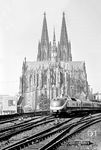 Ein VT 11 erreicht als TEE 168 "Ruhr-Paris" (Dortmund - Paris) den Kölner Hbf. (27.09.1958) <i>Foto: Ernst Winter</i>
