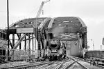 01 123 vom Bw Koblenz Mosel fährt als Lz über die Hohenzollernbrücke komemnd in den Kölner Hbf ein. Der viergleisige Ausbau der Rheinbrücke ist in vollem Gange. Die nach dem Krieg noch vollständig erhalten gebliebenen Portalbauten und Brückentürme wurden bereits abgerissen. 1959 war der Wiederaufbau der Brücke mit gleichzeitiger Elektrifizierung abgeschlossen. (27.09.1958) <i>Foto: Ernst Winter</i>
