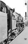 Die Osnabrücker 01 1076 wartet in Köln Hbf vor dem D 395 nach Hamburg-Altona auf die Abfahrt. (27.09.1958) <i>Foto: Ernst Winter</i>