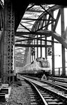 Ein VT 11 überquert als TEE 155 "Parsifal" (Paris - Dortmund) die Hohenzollernbrücke über den Rhein zwischen Köln Hbf und -Deutz. (27.09.1958) <i>Foto: Ernst Winter</i>
