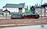 01 085 vom Bw Berlin Ostbf im Bahnhof Helmstedt, eine für Reichsbahnverhältnisse schon früh ausgemusterte Lok. Grund dürfte die hohe Schadanfälligkeit gewesen sein, die man offenkundig nicht in den Griff bekam. So verzeichnet die Lok mehr als 70 Raw-Aufenthalte aufgrund von Schieberbrüchen (3x), Spurkranzabnutzungen (3x), defektem Kreuzkopf oder losem Zylinder. (18.06.1964) <i>Foto: Rolf Hahmann</i>