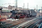 Die Dillenburger 01 099 rückt für die Rückfahrt in die Heimat im Bw Hagen-Eckesey aus. (04.1963) <i>Foto: Rolf Hahmann</i>