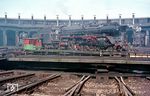 01 111 war aus Hannover ins Bw Hamburg-Altona gekommen. Viele werden die Lok noch aus ihrer Zeit beim Bw Hof kennen, wo sie zu den letzten betriebsfähigen 01 der DB gehörte. Heute steht sie im DDM in Neuenmarkt-Wirsberg. (10.1962) <i>Foto: Rolf Hahmann</i>