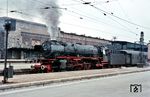 Die seit Ende 1959 mit einem Hochleistungskessel ausgerüstete 01 130 (Bw Nürnberg Hbf) wartet in Stuttgart Hbf vor dem E 577 auf die Rückfahrt nach Franken. (09.1962) <i>Foto: Rolf Hahmann</i>
