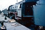 Aus heute mehr nicht bekannten Gründen entgleiste die Osnabrücker 01 133 am Bahnsteig in Hamm (Westf) Hbf. Fakt ist, dass der Radstern der ersten Kuppelachse (beim Befahren einer Weiche?) brach. (23.07.1961) <i>Foto: Rolf Hahmann</i>