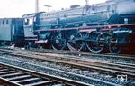 Die entgleiste 01 133 (Bw Osnabrück Hbf) im Bahnhof Hamm (Westf) Hbf. Bei genauem Hinsehen ist zu erkennen, dass der Radstern an der ersten Kuppelachse komplett weggebrochen ist. Die Lok wurde anschließend ins Bw Hamm geschleppt, wo die erste Kuppelachse ausgebaut wurde. Zur Beseitung der Unfallschäden war bis 13.08.1961 ein Aufenthalt im AW Frankfurt-Nied erforderlich. (23.07.1961) <i>Foto: Rolf Hahmann</i>
