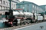 01 164 vom Bw Paderborn ist mit E 534 aus Braunschweig im Bahnhof Wuppertal-Elberfeld (heute Wuppertal Hbf) eingetroffen. (03.1961) <i>Foto: Rolf Hahmann</i>