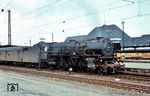 Die seit September 1959 mit Hochleistungskessel ausgerüstete Paderborner 01 194 vor dem E 534 (Braunschweig - Kreiensen - Altenbeken - Soest - Wuppertal - Düsseldorf - Aachen) in Hamm (Westf) Hbf. (1962) <i>Foto: Rolf Hahmann</i>