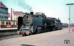 01 208 vom Bw Berlin Ostbf ist in Hamburg-Altona angekommen und wartet am Bahnsteig auf die Rangierfahrt ins Bw. Im Frühjahr 1963 wurde sie in 01 514 umgebaut. (10.1962) <i>Foto: Rolf Hahmann</i>