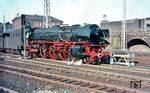 Die bestens gepflegte 01 231 war erst 3 Wochen zuvor aus einer L2-Hauptuntersuchung im AW Nied in den Betriebsdienst zurückgekehrt und fährt hier mit dem E 534 nach Aachen aus Hagen (Westf) Hbf. (09.1962) <i>Foto: Rolf Hahmann</i>
