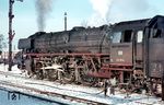 01 1056 (Bw Kassel) ist mit E 687 im winterlichen Bahnhof Paderborn angekommen. Im Bahnhof Altenbeken war der Zug mit dem E 387 aus Bebra vereinigt worden. (01.1968) <i>Foto: Rolf Hahmann</i>