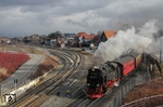 99 7243 verlässt mit P 8903 nach Eisfelder Talmühle den Bahnhof Wernigerode. Links das Normalspurgleis der Strecke Halberstadt - Bad Harzburg. (23.01.2012) <i>Foto: Joachim Bügel</i>
