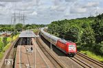 101 132 mit IC 2013 (Dortmund - Oberstdorf) in Höhe des S-Bahn-Haltepunkts Leverkusen-Rheindorf. (10.06.2026) <i>Foto: Joachim Bügel</i>