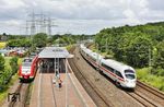 411 158 überholt in Leverkusen-Rheindorf den 422 058 als S 30662 nach Köln-Worringen. (10.06.2026) <i>Foto: Joachim Bügel</i>