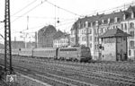 110 441 (Bw Dortmund Bbf) fährt in der östlichen Bahnhofsausfahrt in Wuppertal-Oberbarmen mit dem D 506 (Basel SBB - Hagen Hbf) am Wärterstellwerk "Ro" vorbei. Der Stellwerksname deutet noch auf den alten Namen des Bahnhofs hin, der 1847 als "Barmen-Rittershausen" eröffnet wurde. Das Stellwerk verschwand 1978 mit der Inbetriebnahme des neuen Spurplanstellwerks "Of". (23.02.1972) <i>Foto: Wolfgang Bügel</i>