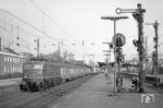 141 161 vom Bw Hagen-Eckesey ist mit N 4522 nach Köln im Bahnhof Wuppertal-Oberbarmen angekommen. (23.02.1972) <i>Foto: Wolfgang Bügel</i>