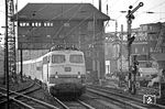 112 488 (Bw Dortmund Bbf) fährt mit dem neu eingeführten IC 122 "Wilhelm Busch" (München - Hannover) durch den Bahnhof Wuppertal-Oberbarmen. Das Reiterstellwerk "Rw" (für "Rittershausen West") existierte von 1936 bis 1978. Das neue Spurplanstellwerk "Of" (Oberbarmen Fahrdienstleiter) entstand kurze Zeit später unmittelbar rechts neben dem alten Stellwerk. (23.02.1972) <i>Foto: Wolfgang Bügel</i>
