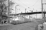 103 146 vor dem damals noch reinen 1. Klasse-Zug IC 129 "Herrenhausen" (Hannover - München) in Wuppertal-Oberbarmen. Das Kursbuch wies ausdrücklich daraufhin, dass in Köln Hbf die IC-Züge auch bei geringer Übergangszeit untereinander Anschluss haben. (23.02.1972) <i>Foto: Wolfgang Bügel</i>