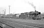 Der letzte planmäßige dampfbespannte Güterzug in Wuppertal war der nachmittägliche Ng 17602, der von Wuppertal-Wichlinghausen nach Wuppertal-Vohwinkel über Wuppertal-Oberbarmen verkehrte. Im Bahnhof Wuppertal-Wichlinghausen wartet die Vohwinkler 052 408 vor dem Zug. Nach der Stilllegung der Rheinischen Strecke im Jahr 1991 erinnert hier nichts mehr an die Eisenbahn. Auf dem Güterzuggleisen steht heute eine Einfamilienhaus-Siedlung. (23.02.1972) <i>Foto: Wolfgang Bügel</i>
