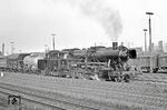 052 408 vor dem Ng 17602 nach Wuppertal-Vohwinkel im Bahnhof Wuppertal-Wichlinghausen. Der Zug war der Sammler für die Wagen aus Hiddinghausen/Schee und maßgeblich der Fa. Luhns in Wichlinghausen. (23.02.1972) <i>Foto: Wolfgang Bügel</i>