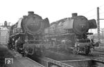 Die Bismarcker 44er gaben sich im Bw Wanne-Eickel die Klinke in die Hand. Dort trifft 044 172 (44 1170) auf 044 660 (44 1660). (20.03.1972) <i>Foto: Wolfgang Bügel</i>