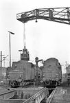 Auf dem Kanal im Bw Wanne-Eickel trafen sich 044 660 und 044 172 aus Gelsenkirchen-Bismarck. (20.03.1972) <i>Foto: Wolfgang Bügel</i>