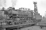 Nachdem 044 336 (Bw Gelsenkirchen-Bismarck) im Bw Wanne-Eickel in die richtige Stellung gedreht wurde, geht es mit einem bestens gelaunten Heizer zum Rangierbahnhof. (20.03.1972) <i>Foto: Wolfgang Bügel</i>