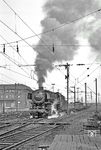 Vom Bw Wanne-Eickel aus konnte man, wenn man es denn rechtzeitig mitbekam, die in Richtung Westen ausfahrenden Güterzüge aufnehmen. Hier startet 044 336 (Bw Gelsenkirchen-Bismarck) mit einem langen Zug in Richtung Gelsenkirchen. (20.03.1972) <i>Foto: Wolfgang Bügel</i>