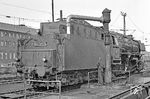 Es schien, dass in Wanne-Eickel mehr Maschinen der Baureihe 44 vom Bw Gelsenkirchen-Bismarck angetroffen wurden als in Bismarck selbst wie 044 370. An diesem Tag fuhren in Wanne-Eickel mehr als 30 verschiedene Dampfloks vor die Linse, von der wie hier nur eine Auswahl zeigen. (20.03.1972) <i>Foto: Wolfgang Bügel</i>