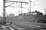 Etwas überraschend tauchte die Kasselaner Öllok 043 636 mit einem Güterzug in Wanne-Eickel auf, die trotz Gegenlicht dokumentiert wurde. (20.03.1972) <i>Foto: Wolfgang Bügel</i>