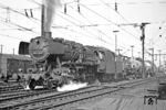 052 430 (Bw Wanne-Eickel) fährt mit einem Güterzug aus dem Rangierbahnhof in Wanne-Eickel. Hinter der Dampflok ist ein zweiachsiger Tiefladewagen eingereiht, der eine Köf III transportiert. Damit die Kleinloks aufgrund ihrer geringen Höchstgeschwindigkeit nicht den regulären Betrieb blockierten, wurde für längere Überführungsfahrten (z.B. ins AW) meist eine solche Lösung gewählt. (20.03.1972) <i>Foto: Wolfgang Bügel</i>