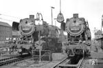 Loktreffen zweier 50er in ihrem Heimat-Bw Wanne-Eickel. Links 051 696 (Baujahr 1941) und die Ük-50er 053 153 (Baujahr 1942). (20.03.1972) <i>Foto: Wolfgang Bügel</i>