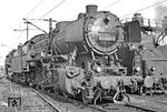 051 696 war am 23.10.1941 als 50 1696 beim Bw Oberhausen-Osterfeld Süd in Dienst gestellt worden. Von 1957 bis 1966 besaß sie den Kessel der 52 001, danach erhielt sie den Kessel (DWM Posen 2437/1942) von 50 2425. Im Bw Wanne-Eickel war sie vom 25.06.1971 bis 30.09.1975 stationiert, ihre aktive Dienstzeit beendete sie im Bw Duisburg-Wedau am 30.09.1976. (20.03.1972) <i>Foto: Wolfgang Bügel</i>