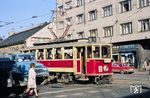 Das Straßenbahnnetz der tschechischen Hauptstadt Prag ist mit 150 km Streckenlänge und 778 Fahrzeugen, die auf 26 Tages- und neun Nachtlinien mit einer Gesamtlinienlänge von 540 km unterwegs sind, heute eines der größten der Welt. Die erste Linie als Pferdestraßenbahn wurde am 23. September 1875 in Betrieb genommen. Die erste elektrische Straßenbahn wurde 1891 in Betrieb genommen. 1897 gründete die Stadt Prag ihre eigene Straßenbahngesellschaft Elektrické podniky královského mesta Prahy, die nach und nach die bisherigen privaten Straßenbahngesellschaften übernahm. Tw 2190 (Ringhoffer, Baujahr 1929) ist auf der Linie 9 unterwegs. (05.04.1972) <i>Foto: Chris Gammell, Slg. A. Sinn</i>