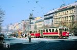 Tw 2135 (Ringhofer, Baujahr 1929) mit Bw 1204 auf der Linie 11 am Wenzelsplatz in Prag. Den Platz queren sechs Straßenbahnlinien. Das Fahren mit Kraftfahrzeugen ist nur noch auf der südlichen Hälfte gestattet, auf der nördlichen ist eine Fußgängerzone eingerichtet. (12.10.1967) <i>Foto: Chris Gammell, Slg. A. Sinn</i>