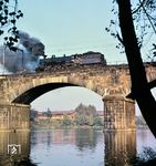 Die Baureihe 365.0 stammt aus dem frühen Bauprogramm der Tschechoslowakischen Staatsbahnen aus den 1920er Jahren und fällt in jene Phase, als vom Nachbau bewährter kkStB-Baureihen Abstand genommen wurde. Eine solche Lok fährt über die Prager Moldaubrücke, auch als Negrelli-Viadukt bekannt. (12.10.1967) <i>Foto: Chris Gammell, Slg. A. Sinn</i>