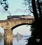 Eine 475 der CSD auf der Moldaubrücke in Prag. Mit einer Länge von 1.111 Metern und 87 hohen Bogen zählte sie bei ihrer Fertigstellung im Jahr 1850 zu den größten Eisenbahnbrücken in der Tschechoslowakei und erinnerte in ihrer Bauweise an alte römische Aquädukte.  (12.10.1967) <i>Foto: Chris Gammell, Slg. A. Sinn</i>