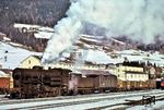 Die Reihe 740 war die zahlenmäßig dominierende Güterzuglokomotive der italienischen Ferrovie dello Stato (FS). 1937 begann der Umbau eines Teils der Maschinen in Franco-Crosti-Lokomotiven, um den Kohleverbrauch zu senken und die Leistung zu steigern. In den 1950er Jahren erhielten die Lokomotiven einen Vorwärmer, der unter dem Kessel angeordnet war. Dadurch konnte die Leistung im Vergleich zur FS 740 um 12 % gesteigert werden. Auch der Brennstoffverbrauch konnte noch einmal gesenkt werden. Insgesamt wurden 80 Lokomotiven nach diesem Muster umgebaut und als Reihe FS 741 bezeichnet. Eine davon war 740.320, die nach ihrem Umbau als 741.120 im Bahnhof Villabassa (Niederdorf) auf der Pustertalbahn in Südtirol rangiert. (29.12.1973) <i>Foto: Chris Gammell, Slg. A. Sinn</i>